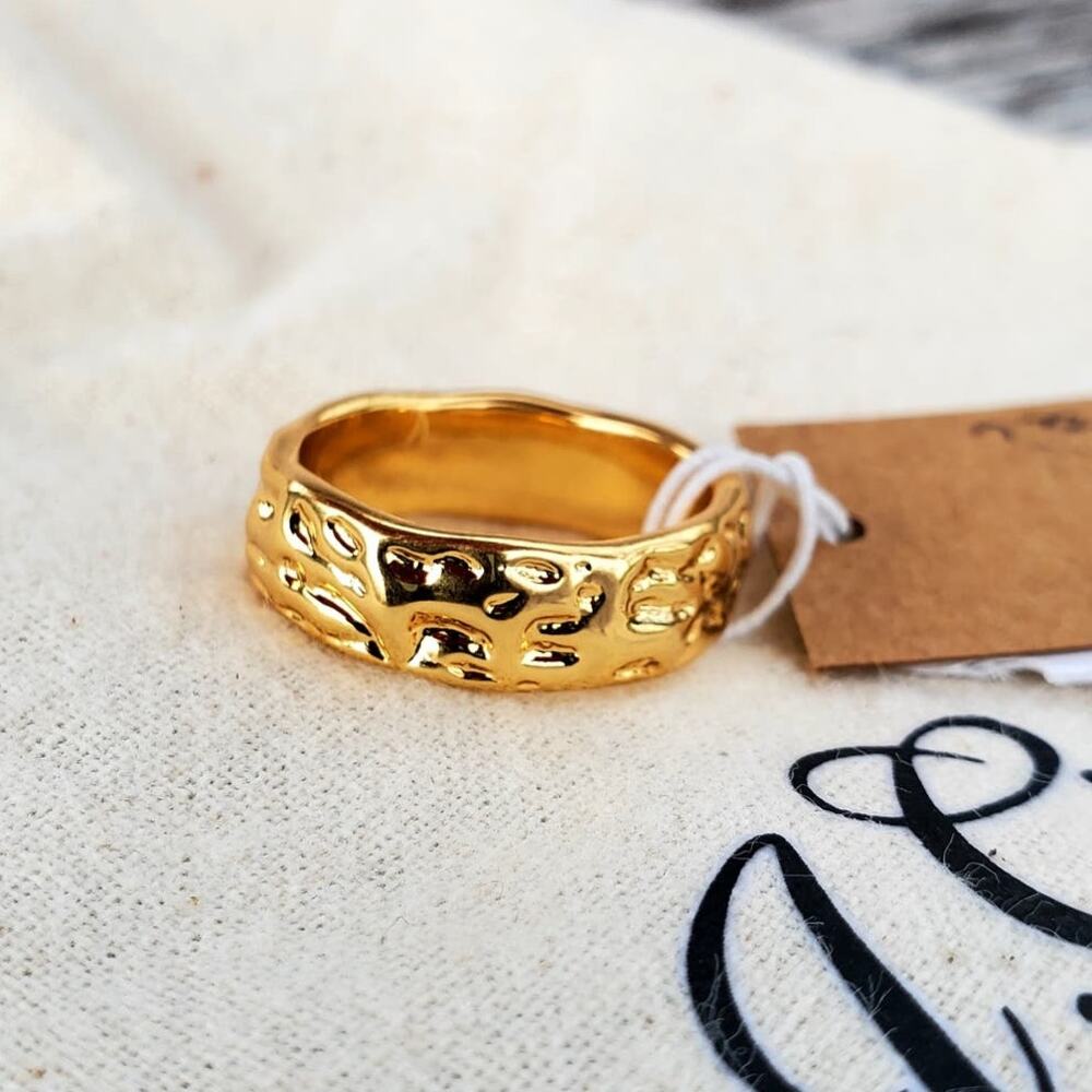 J. CREW GOLD PLATED SIZE 6 RING ENGRAVED TEXTURED